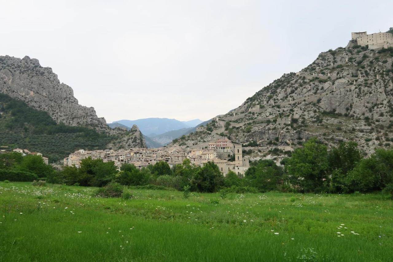Les Gites D'Intervalles Entrevaux Exterior photo